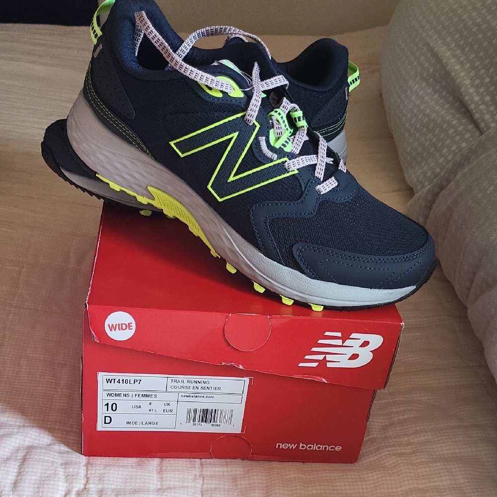New Balance Black and Yellow Sneakers with Cushioned Sole